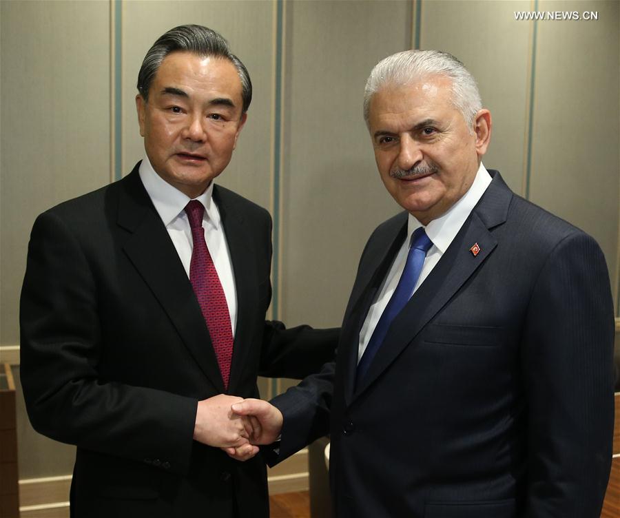وزير الخارجية الصيني يجتمع مع رئيس تركيا بشأن التعاون الثنائي