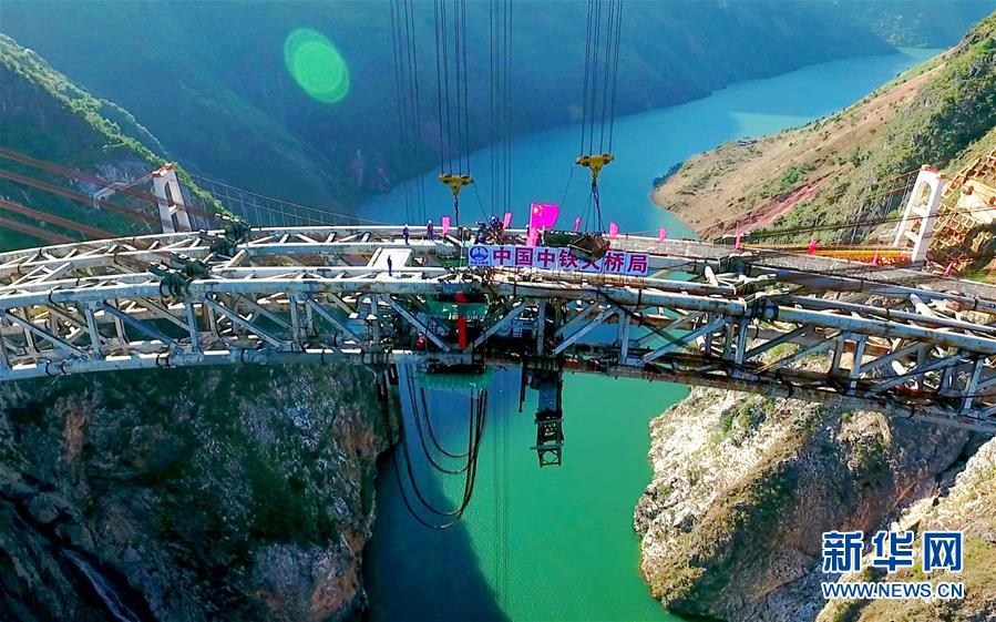 ربط جسر عظيم بتقنية غير مسبوقة في الصين