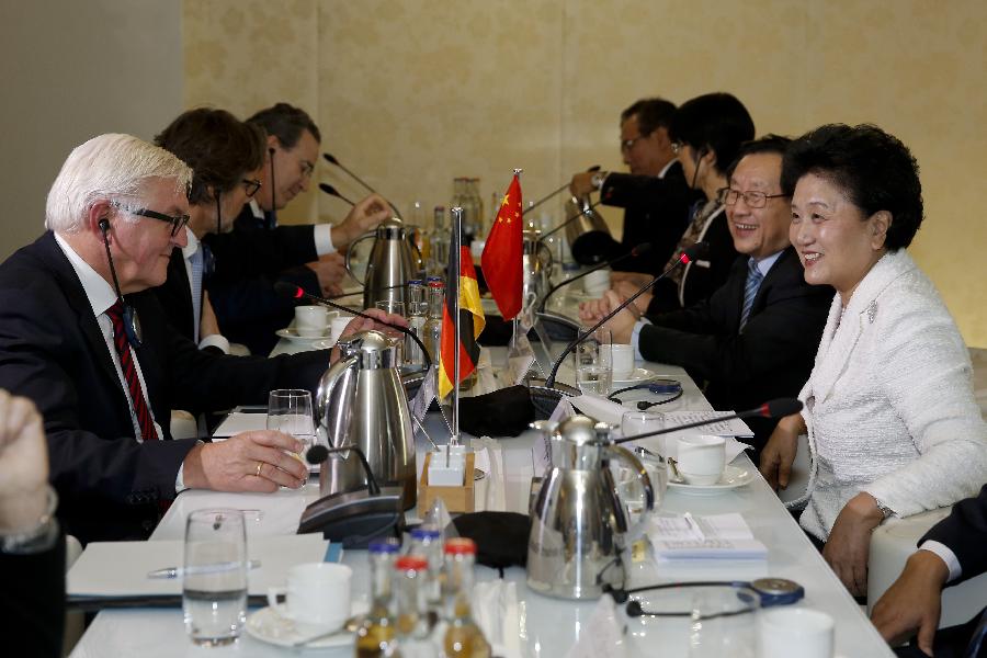 نائبة رئيس مجلس الدولة تحث الصين وألمانيا على معارضة الحمائية التجارية