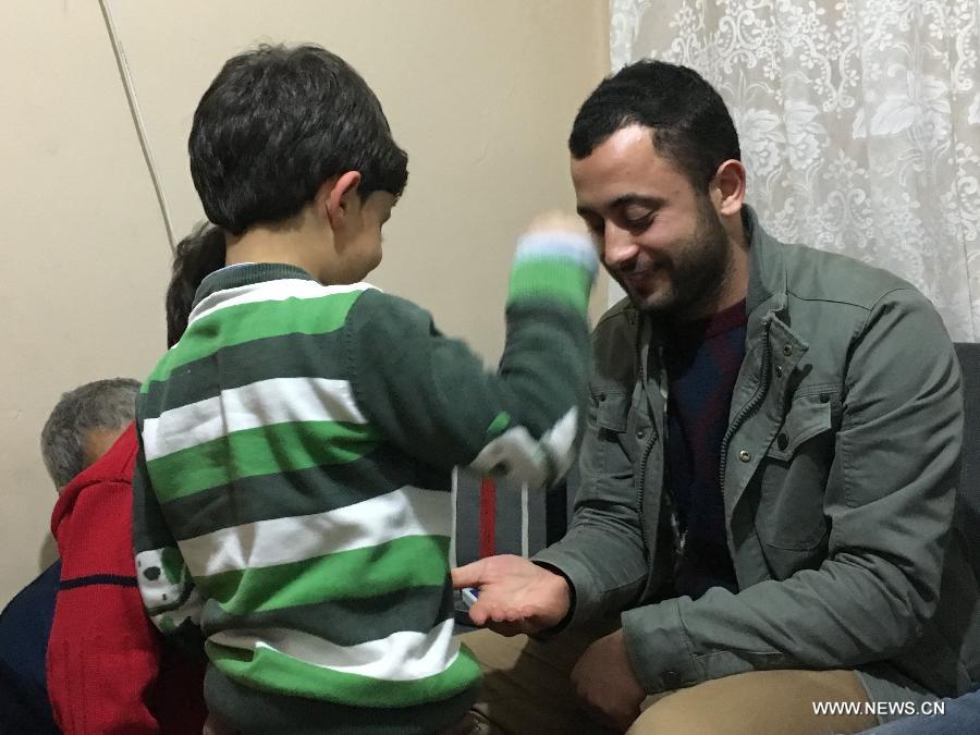 ناشط صيني يعيش في تركيا لمساعدة اللاجئين السوريين