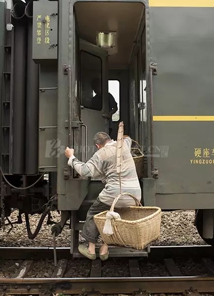 قطار مجاني صيني للمزارعين يجسد الطاقة الإيجابية للمجتمع