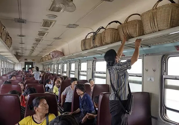 قطار مجاني صيني للمزارعين يجسد الطاقة الإيجابية للمجتمع