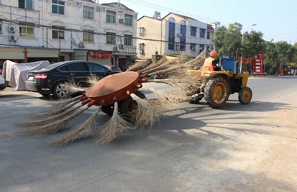 عامل نظافة صيني يخترع مكنسة شوارع