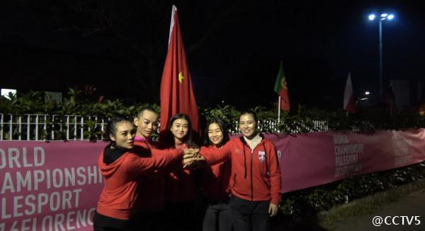 المنتخب الصيني لرقص العمود ينسحب من منافسة بسبب عدم رفع العلم الوطني