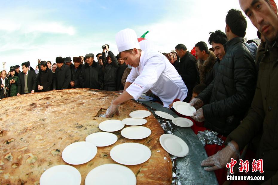 فطيرة خبز شينجيانغ بقطر 3.65 أمتار