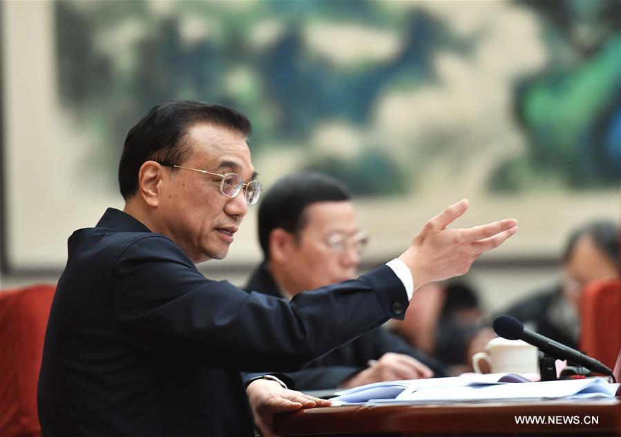 رئيس مجلس الدولة الصيني يحث على تعزيز تنمية المناطق الغربية