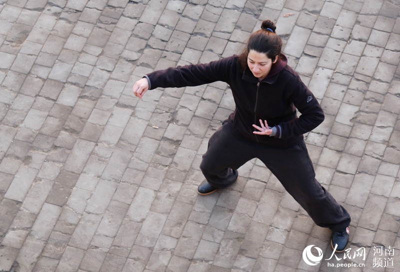 فتاة يونانية تتعلم ملاكمة تاي جي الصينية