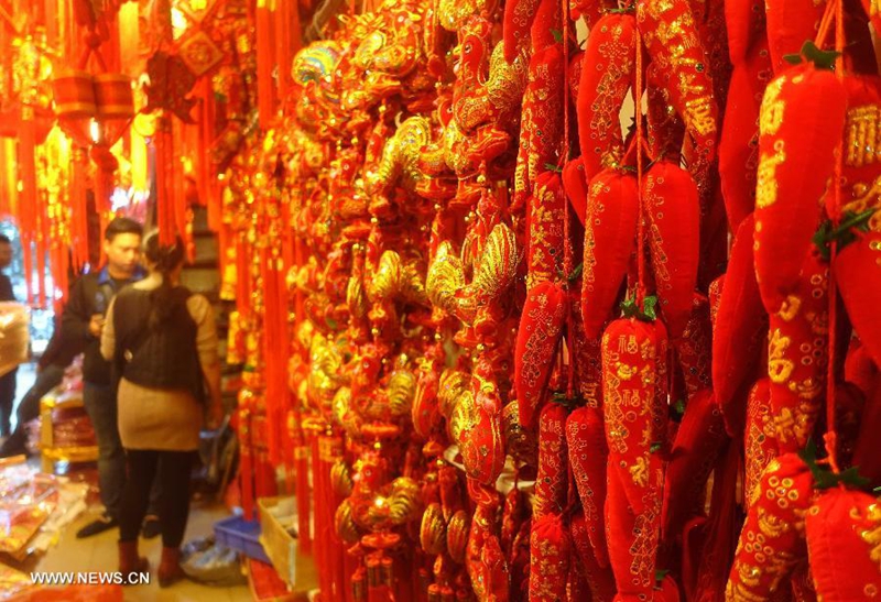 ازدهار سوق منتجات التزيين بمناسبة عيد الربيع المقبل في أنحاء الصين