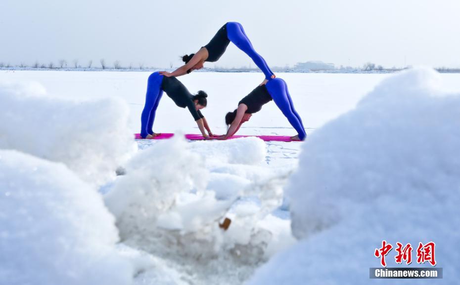 بصور.. ممارسة اليوغا بين الثلوج