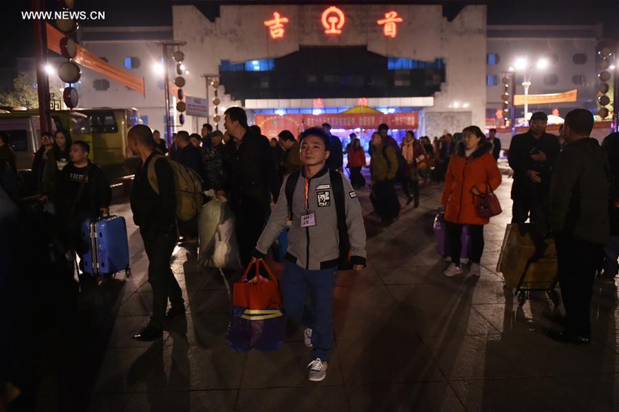 حلول موسم ذروة السفر مع عودة الصينيين إلى مساقط رؤوسهم لعيد الربيع