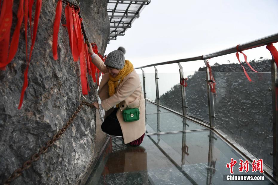 أعلى ممر زجاجي معلق فى الصين يجذب الزوار فى الشتاء