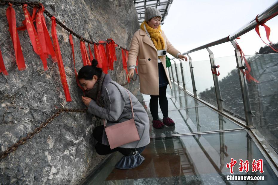 أعلى ممر زجاجي معلق فى الصين يجذب الزوار فى الشتاء