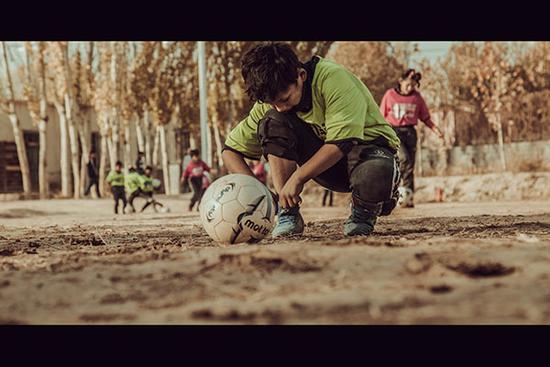 مخرج صيني يصور فيلما وثائقيا عن كرة القدم في شينجيانغ