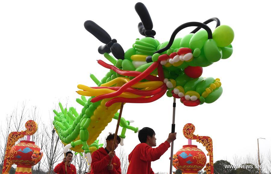 رقصات التنين التقليدية في وسط الصين 
