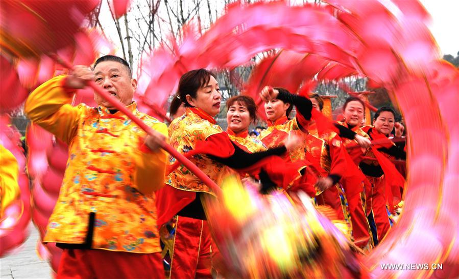 رقصات التنين التقليدية في وسط الصين 