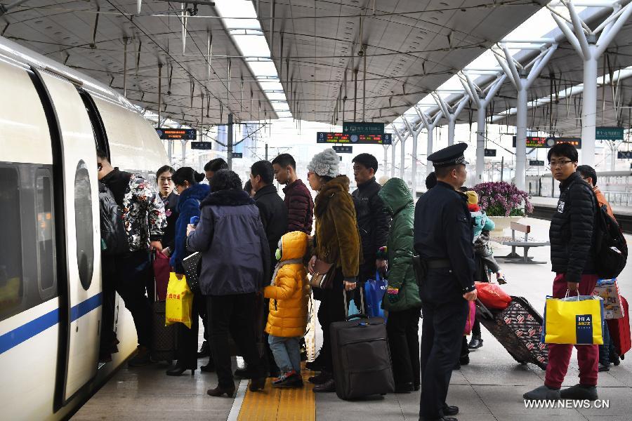نقل أكثر من 200 مليون راكب خلال موسم السفر في عطلات عيد الربيع بالصين
