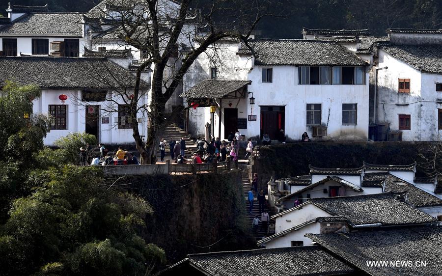 قرية صينية معزولة على جرف يقطع الأنفاس