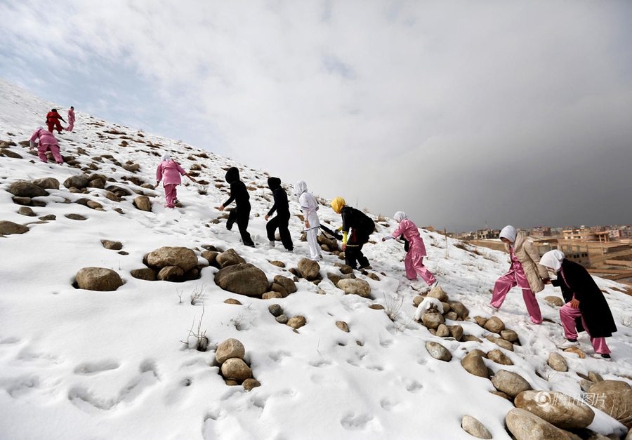 أفغانيات يمارسن الكونغ فو فوق قمة جبل ثلجي