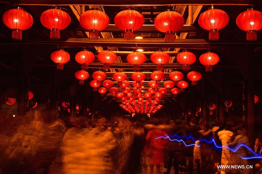الصينيون يستعدون احتفالا باقتراب عيد الفوانيس التقليدي