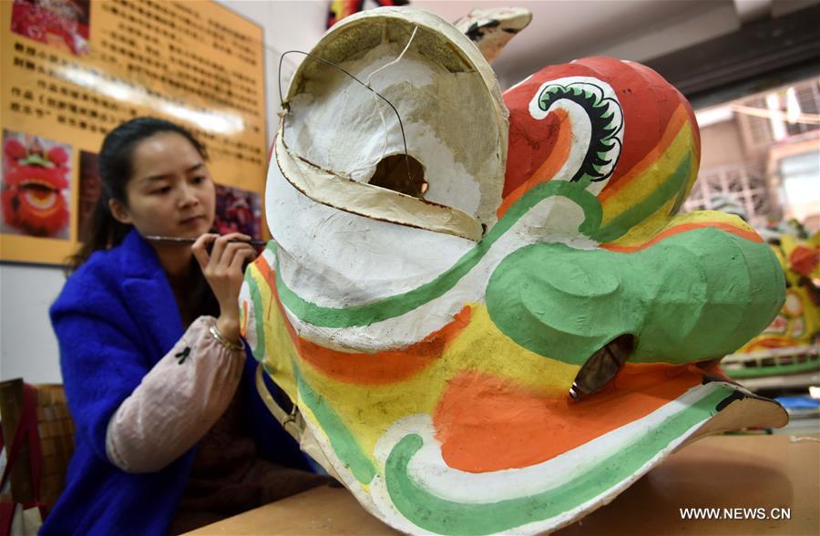 أعمال يدوية لصنع قناع رأس الأسد التقليدي في جنوبي الصين