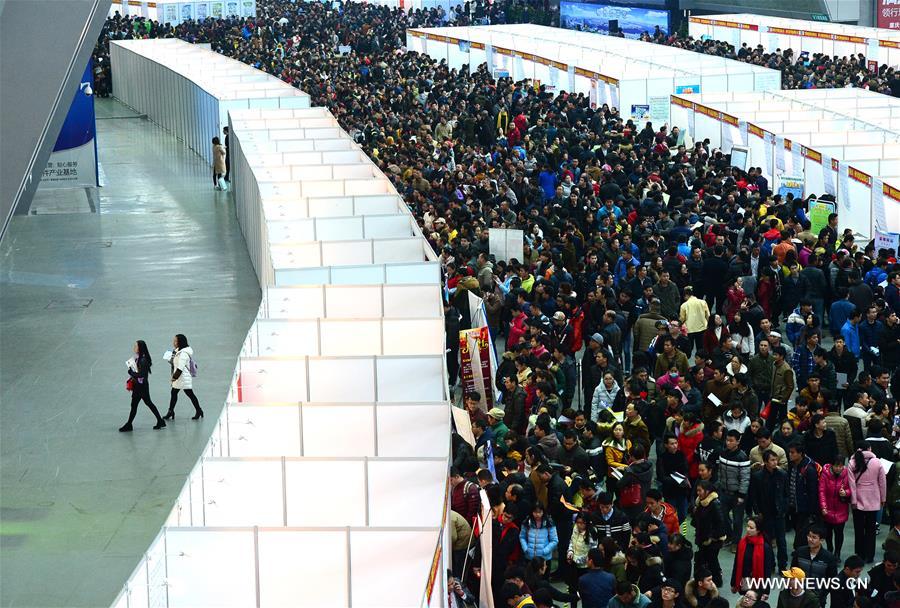 معرض للوظائف يجذب عددا كبيرا من الناس في جنوبي الصين