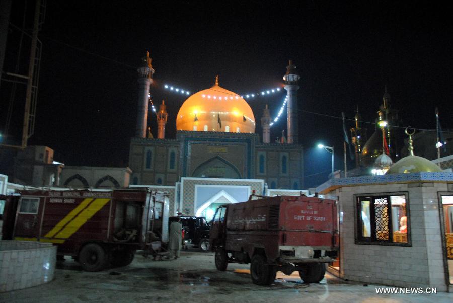 مقتل 72 شخصا وإصابة 200 آخرين في انفجار بضريح في باكستان