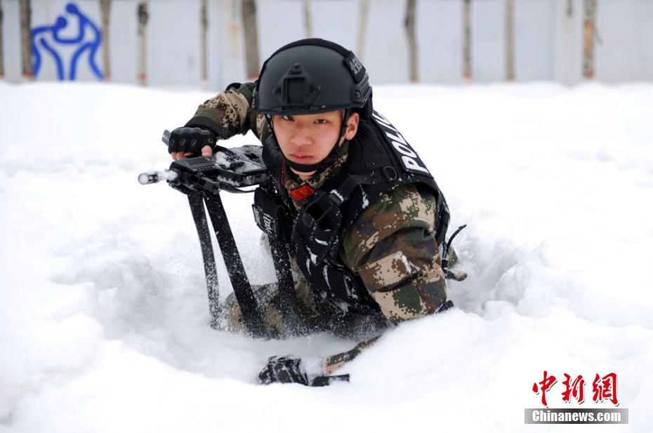 قوات الحدود تقوم بتدريبات لمكافحة الإرهاب في مناطق ثلجية شمال شينجيانغ