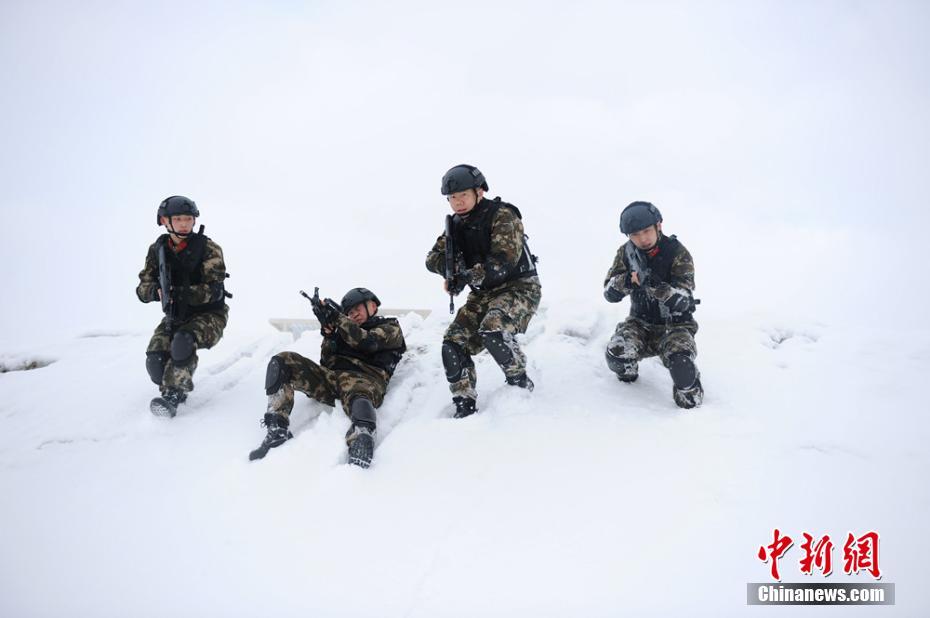 قوات الحدود تقوم بتدريبات لمكافحة الإرهاب في مناطق ثلجية شمال شينجيانغ