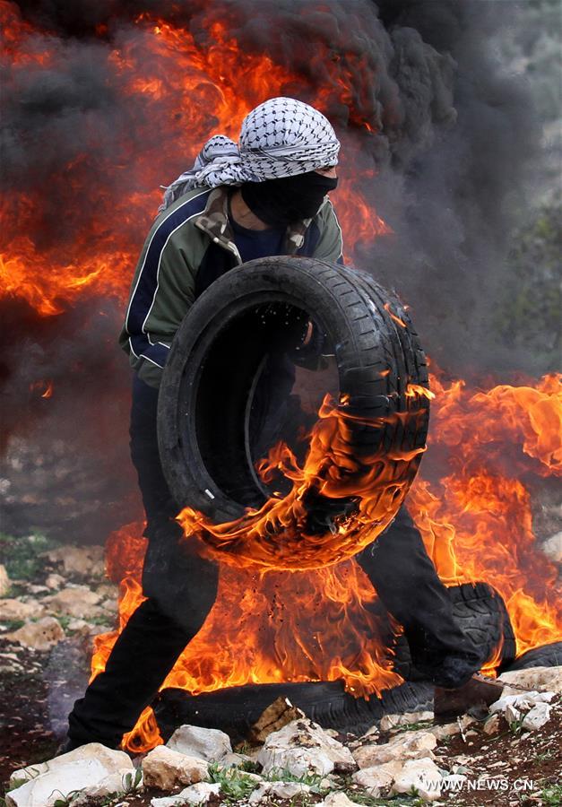 مواجهات بين متظاهرين فلسطينيين وجنود إسرائيليين في الضفة الغربية