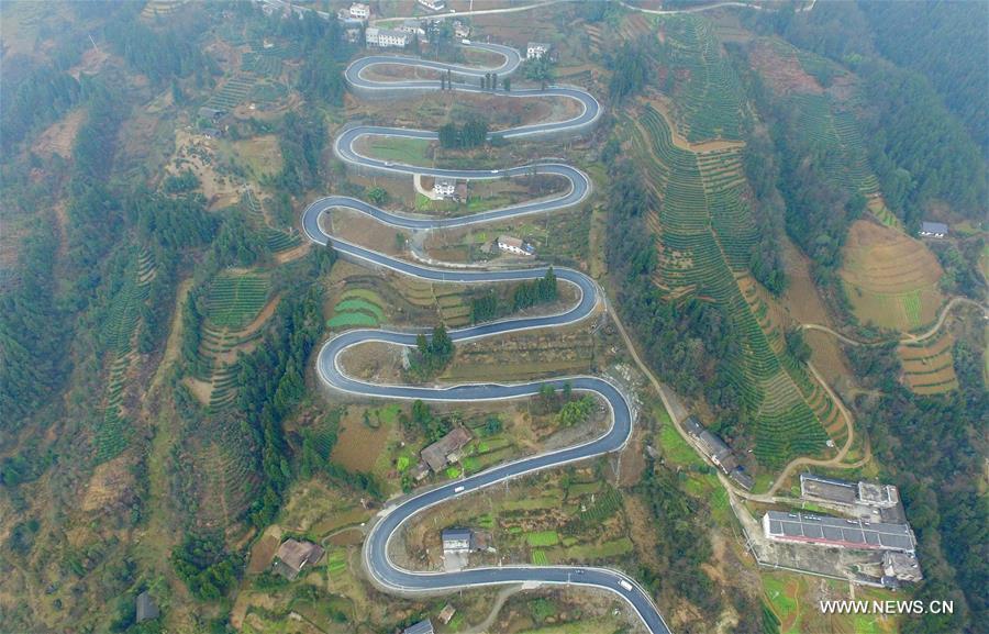 طرق جبلية متعرجة بوسط الصين