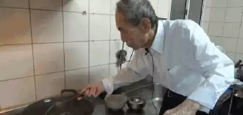 عجوز تايواني عمره 105 أعوام يتقدم لنيل الدكتوراه