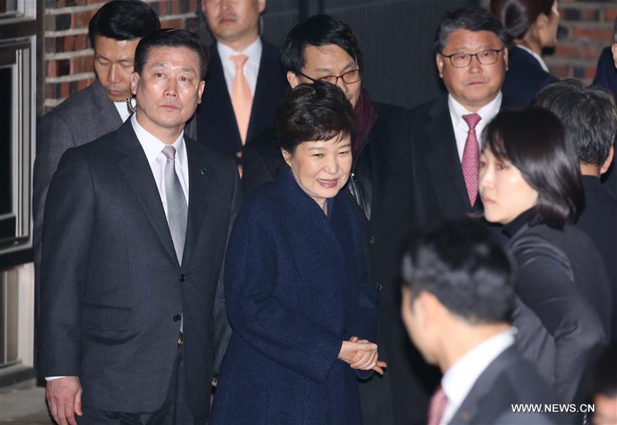 رئيسة كوريا الجنوبية السابقة تغادر مكتب الرئاسة متجهة إلى منزلها الخاص