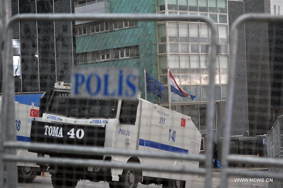شرطة عسكرية هولندية تفض مظاهرة لمؤيدين لتركيا في أمستردام