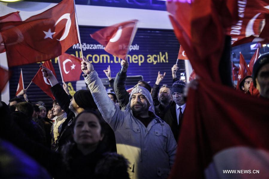 شرطة عسكرية هولندية تفض مظاهرة لمؤيدين لتركيا في أمستردام