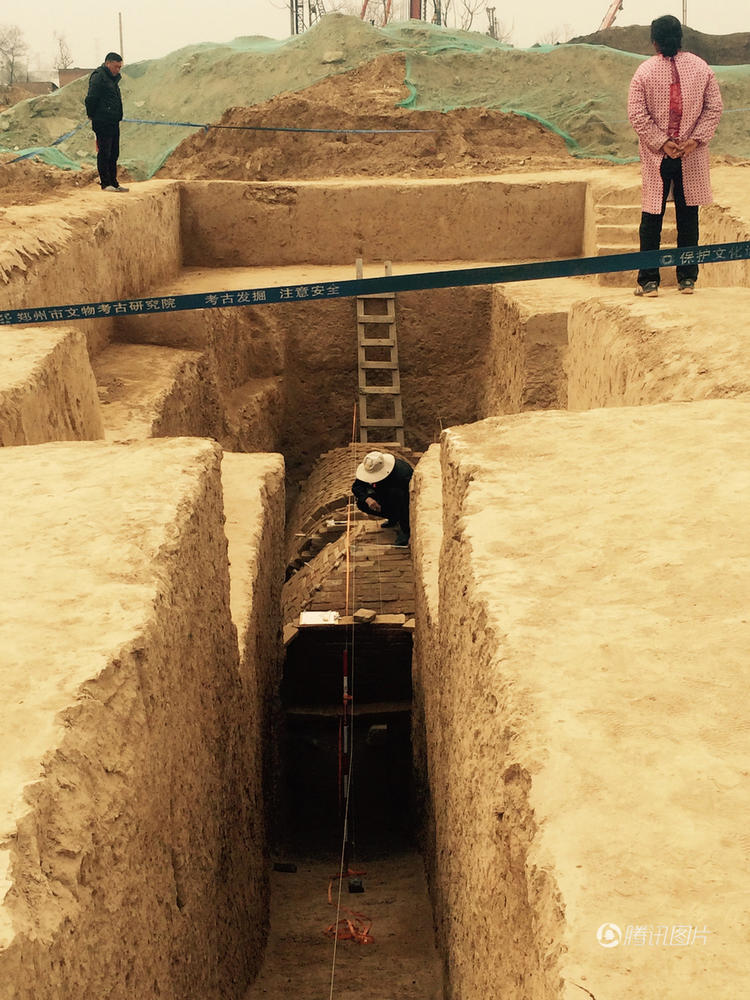 اكتشاف مقبرة قديمة على شكل هرم بموقع بناء في مدينة تشنغتشو