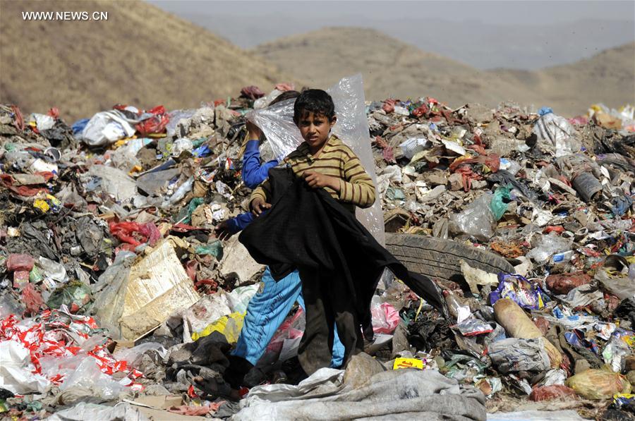 أطفال اليمن يتخذون من النفايات مصدرا لكسب الرزق