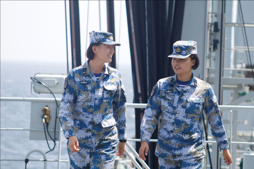 الجنديات الصينيات اللاتي يقمن بمهام الحراسة في خليج عدن