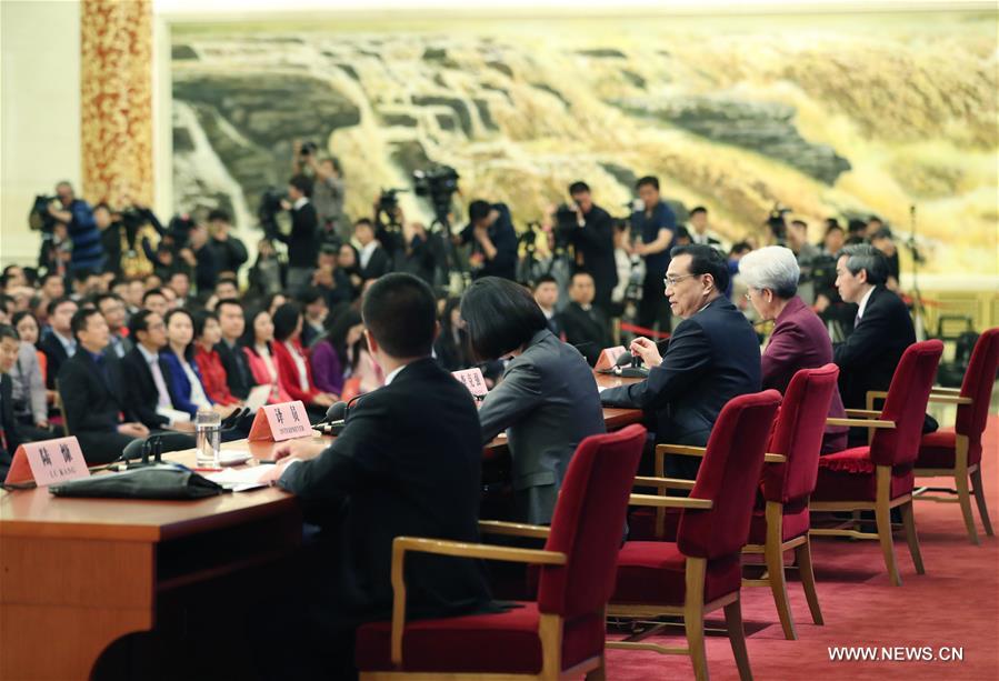 رئيس مجلس الدولة الصيني يلتقي بالصحفيين