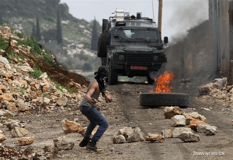 مواجهات بين متظاهرين فلسطينيين وجنود إسرائيليين في الضفة الغربية