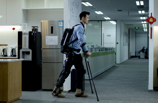 مبتكرون صينيون يخترون روبوتا قابلا للارتداء لمساعدة المشلولين