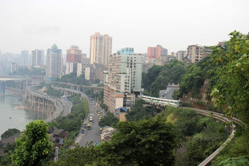 سكة قطار تمر عبر نفق داخل مبنى سكني في تشونغتشينغ