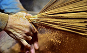 أحفاد التجار العرب يصنعون البخور فى تشيوانتشو منذ 300 سنة