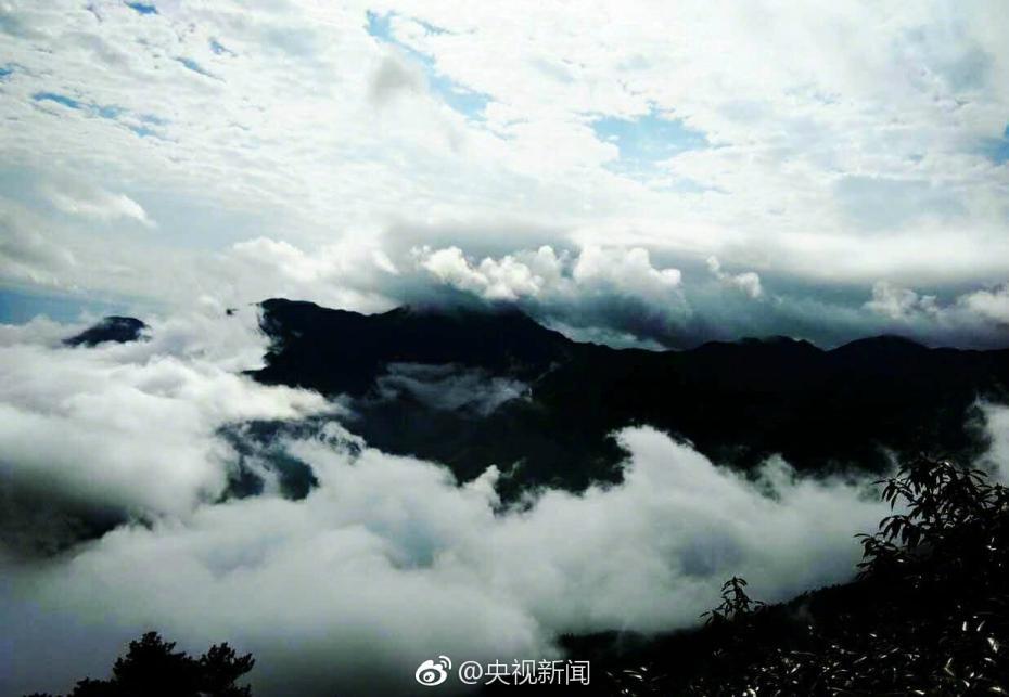 شلالات خلابة من السحب على قمم جبل لوشان