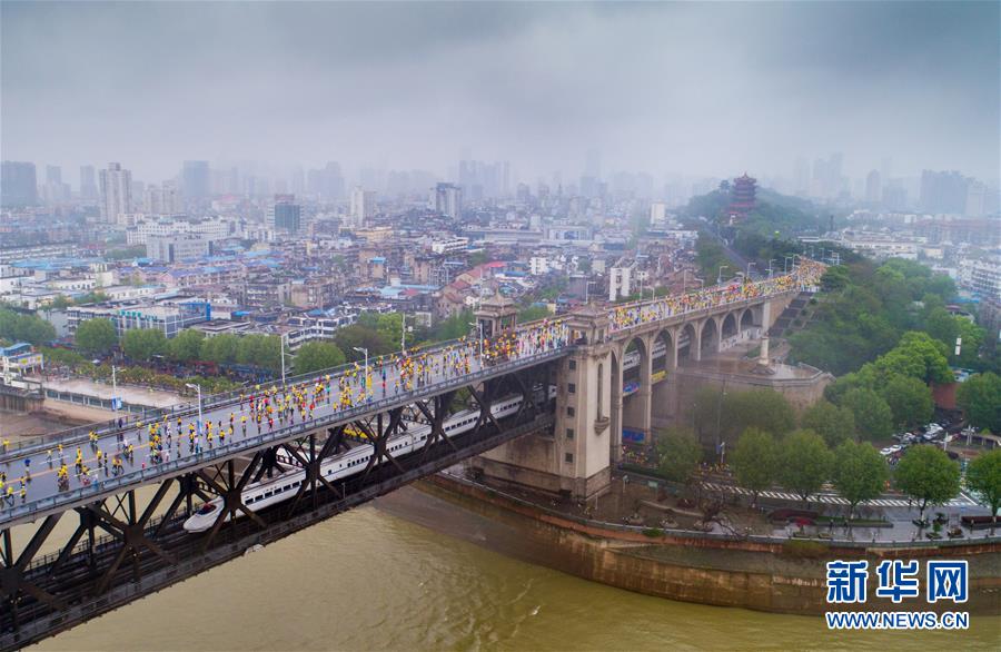 سباق ماراثون في جسر ووهان الكبير على نهر اليانغتسى  