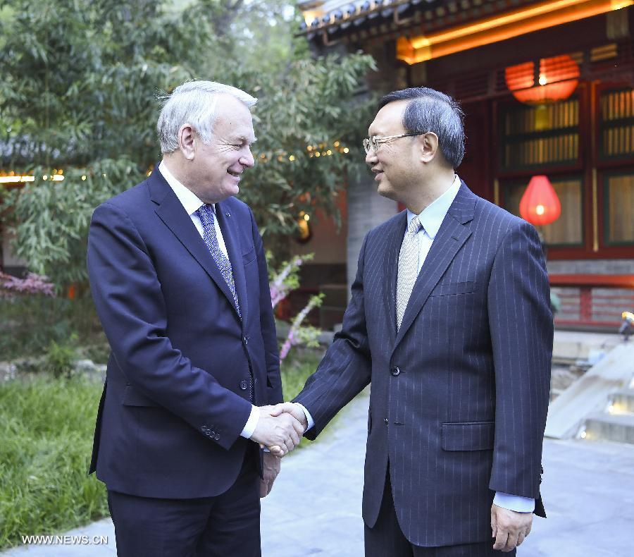 مسؤول صيني يلتقي بوزير الخارجية الفرنسي