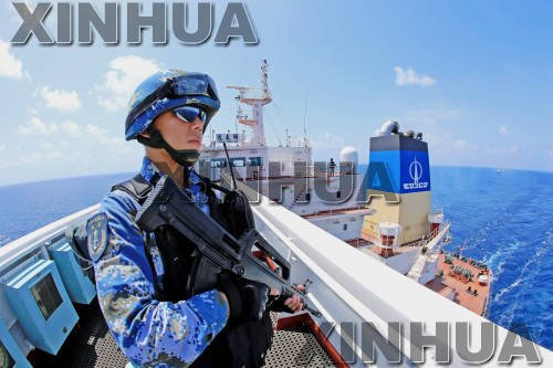 قوات البحرية الصينية تنقذ سفينة بنمية من هجوم للقراصنة في خليج عدن