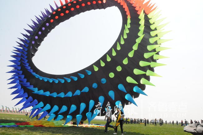 انطلاق مهرجان ويفانغ الدولي للطائرات الورقية