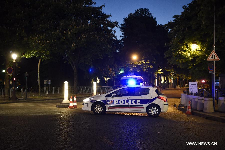 مقتل شرطي وإصابة آخر في إطلاق نار بباريس