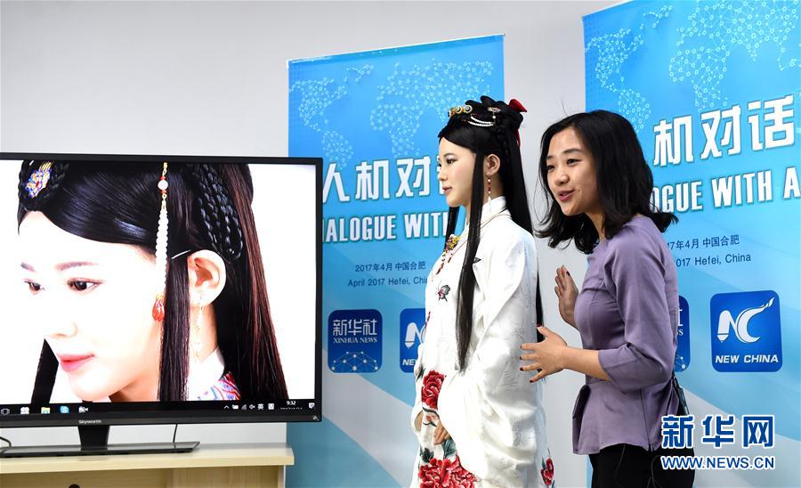 روبوت صيني يجرى مقابلة صحفية مع محلل تقني أمريكي مشهور