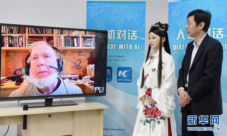 روبوت صيني يجرى مقابلة صحفية مع محلل تقني أمريكي مشهور